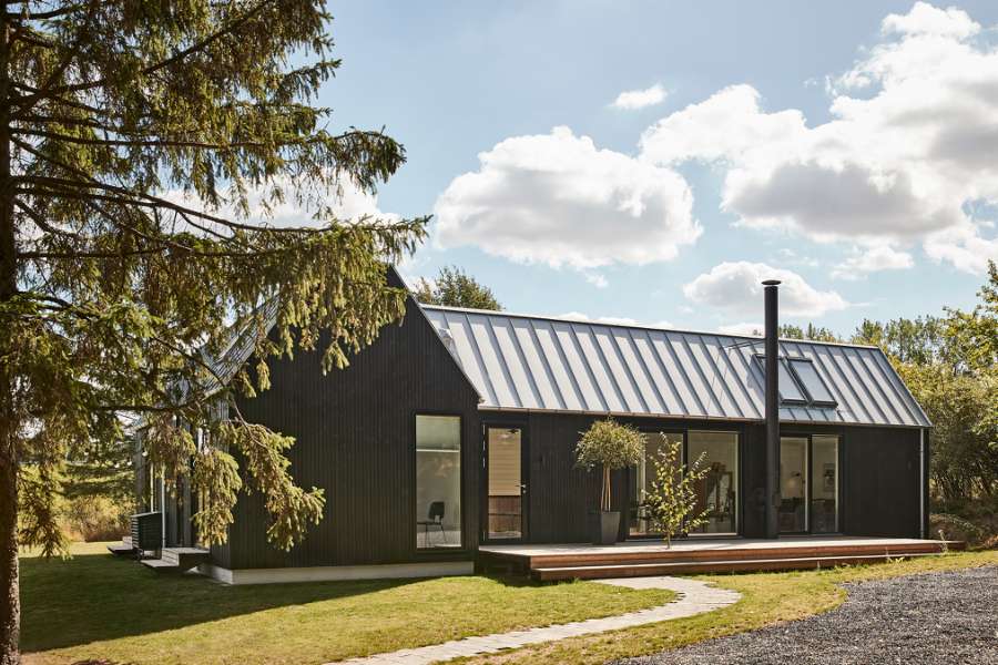 Vom Architekten gestaltetes Doppel-Ferienhaus, verkleidet mit Stahlprofilen und Holz, Skovsøvej 15, 4200 Slagelse